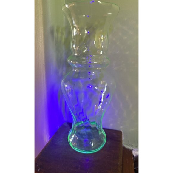 Vintage 30's Optic Ribbed Green Glass Uranium Vase 9" - Picture 14 of 16